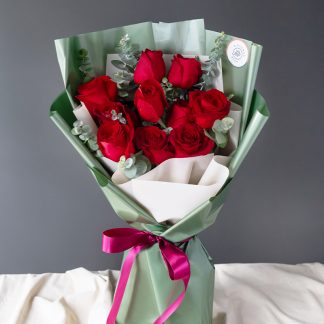 ช่อดอกไม้ที่เลือกใช้ดอกกุหลาบสีแดง 10 ดอกมาจัดตกแต่งอย่างประณีต