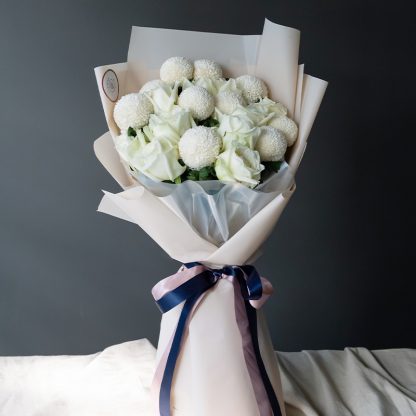 ดอกไม้สีขาว ทั้งเบญจมาศปิงปองและกุหลาบ รวมกันในช่อดอกไม้งานละเอียด