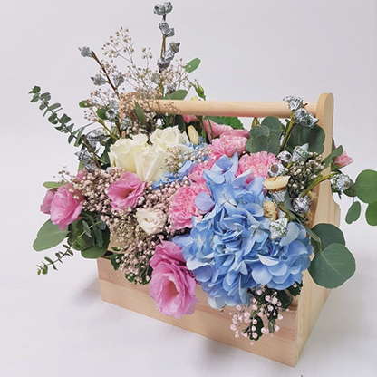 กระเช้าดอกไม้ โทนสีฟ้าและชมพู