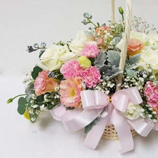 กระเช้าดอกไม้ประกอบด้วยริบบิ้นสีชมพู