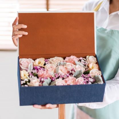 กล่องดอกไม้สีน้ำเงิน ที่เต็มไปด้วยดอกหลาบ ดอกไลเซนทัสสีชมพู