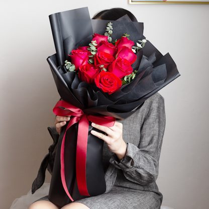 ช่อดอกกุุหลาบสีแดง ห่อด้วยกระดาษสีดำ สวยมีเสน่ห์ในแบบของตนเอง