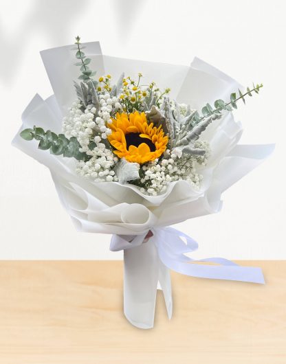 A067 ช่อดอกไม้สไตล์มินิมอล ช่อดอกทานตะวัน 1 ดอก จัดร่วมกับดอกเดซี่ ยิปโซ ใบหิมะฯลฯ ห่อด้วยกระดาษสีขาว Ivory