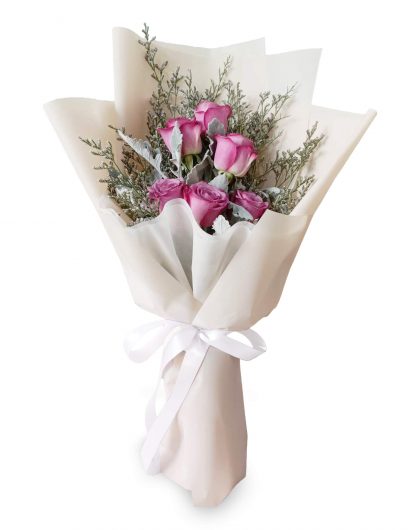 A068 ช่อดอกกุหลาบสีม่วง 6 ดอก ร่วมกับแคสเปียและใบหิมะ ห่อกระดาษขาวละเอียดพร้อมผูกโบว์เบอร์รี่พาสเทล