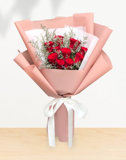 A069 ช่อดอกกุหลาบแดง 10 ดอก แซมแคสเปีย ห่อด้วยกระดาษสีโอลด์โรสโทน Milky และตัดด้วยกระดาษและริบบิ้นสีขาวอีกชั้น