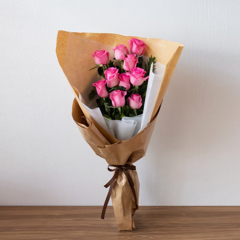 ช่อดอกกุหลาบเพื่อวาเลนไทน์สีชมพู