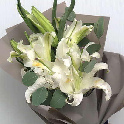 ช่อดอกไม้วาเลนไทน์ - ดอกลิลลี่สีขาว