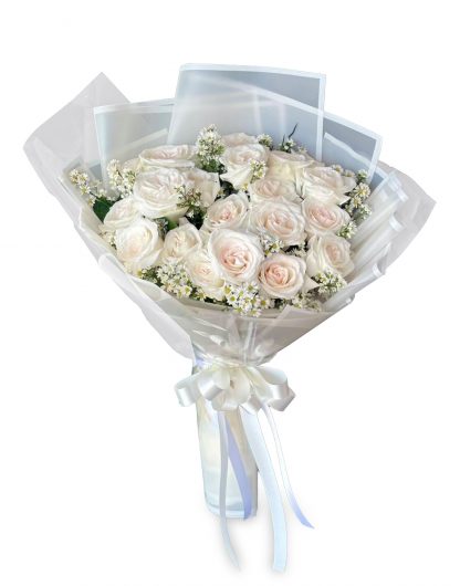 A063 ช่อดอกไม้จัดกุหลาบขาว 10 ดอก ร่วมกับดอกเดซี่ ห่อด้วยกระดาษขาว ผูกโบว์น่ารัก