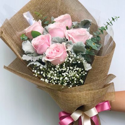 ดอกกุุหลาบสีชมพู ใบยูคาลิปตัสและดอกยิปโซ พร้อมห่อด้วยกระดาษสีน้ำตาลสวยดูดีมีคลาส
