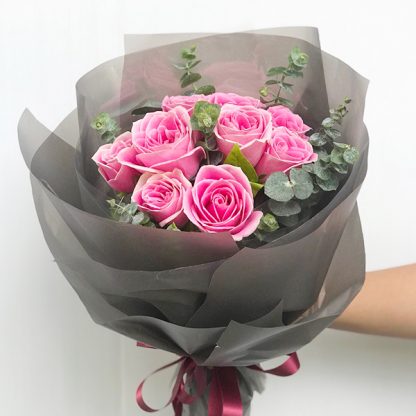ดอกกุหลาบสีชมพูู 10 ดอก ห่อด้วยกระดาษสีเทา สวยลึกลับแต่มีเสน่ห์