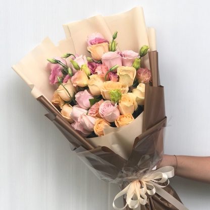 ช่อดอกกุหลาบคละสี โทนสีพาสเทลน่ารัก ห่อกระดาษสีทองดูหรูหรา