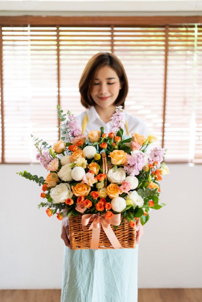 กระเช้าดอกไม้ โทนสีส้ม จากร้าน A Flower Room