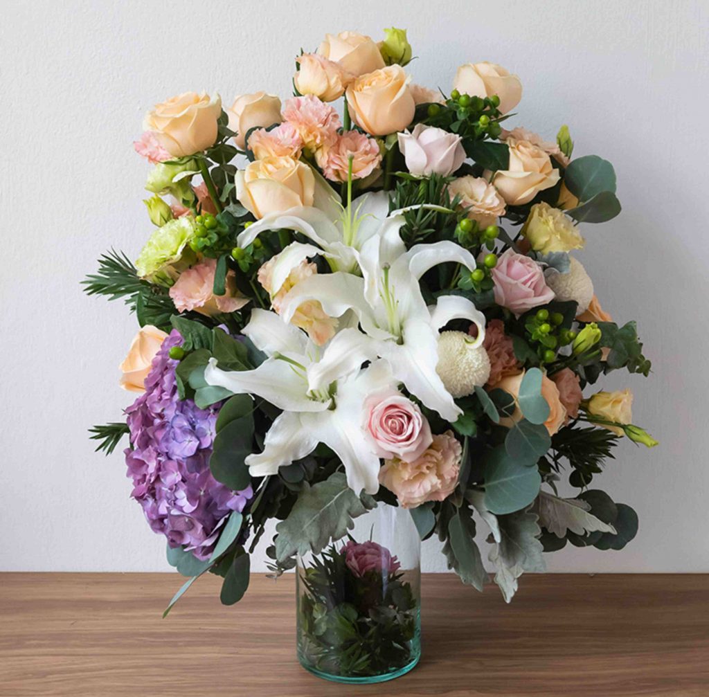  แจกันดอกไม้โดดเด่นด้วยดอกลิลลี่สีขาว ราคา 3,590 บาท