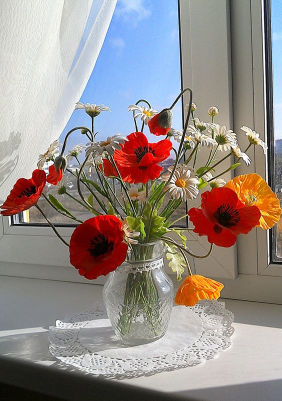 เพิ่มความสดใสในยามเช้าด้วยแจกันดอกไม้ข้างหน้าต่าง