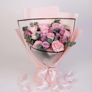 ดอกกุหลาบสีชมพูและดอกกุหลาบสีม่วง จัดช่ออย่างน่ารัก