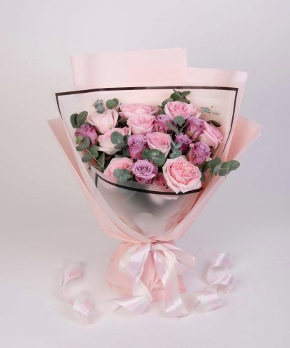 ดอกกุหลาบสีชมพูและดอกกุหลาบสีม่วง จัดช่ออย่างน่ารัก