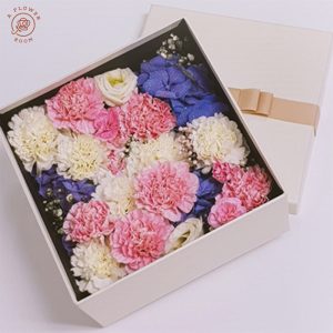 กล่องดอกคาร์เนชั่น มีดอกไม้หลากสีสัน