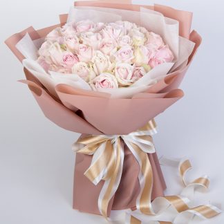 ช่อดอกกุหลาบสีชมพูแอปเปิล 50 ดอก จัดเป็นช่อใหญ่ ผูกริบบิ้นสีขาวและสีทองดูหรูหรา