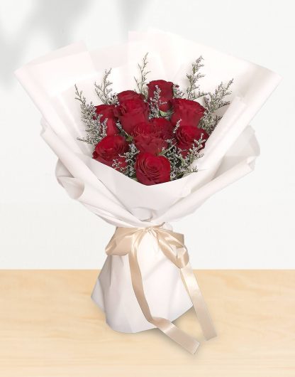 A076 ช่อดอกกุหลาบสีแดงสด 10 ดอก ห่อกระดาษสีขาว Pure White ช่อดอกไม้สวย ๆ ร้านดอกไม้ A Flower Room
