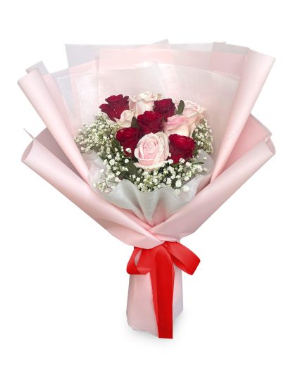 A077 ช่อดอกกุหลาบน่ารัก ๆ สีแดงและสีชมพูอย่างละ 5 ดอก รวมทั้งหมด 10 ดอก ห่อด้วยกระดาษสี Blush Pink