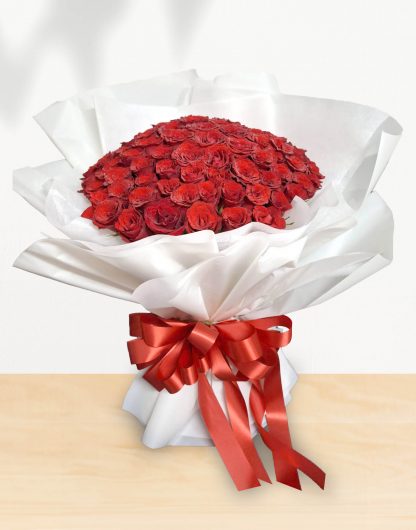 A079 ช่อดอกกุหลาบแดง 100 ดอก ห่อด้วยกระดาษสีขาว Pure White ผูกโบว์สีแดงสดเหลือบเงา