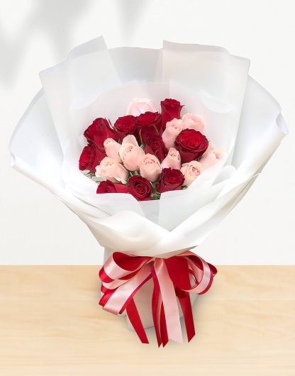 A080 ช่อดอกกุหลาบทูโทน กุหลาบแดง 10 ดอก และกุหลาบชมพู 10 ดอก ห่อกระดาษสี Pure White อุ้มถือได้พอดีตัว