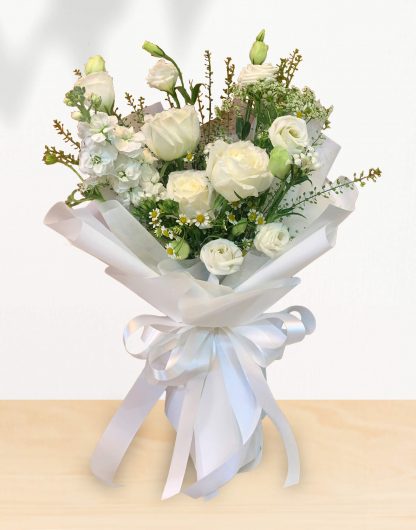 A082 ช่อดอกไม้โทนสีขาว จัดด้วยดอกกุหลาบขาวบริสุทธิ์ 3 ดอก ร่วมกับดอกสต็อคขาว พร้อมแซมดอกไม้-ใบไม้โทนขาวเขียว