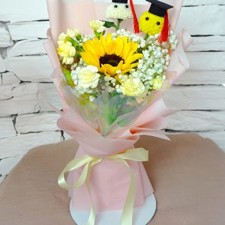 A084 ช่อดอกไม้แสดงความยินดีให้บัณฑิต จัดด้วยดอกปิงปองบัณฑิต ดอกทานตะวัน และคาร์เนชันสเปรย์ ห่อกระดาษสีชมพูอ่อน