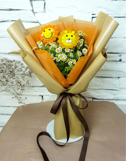 A087 ช่อดอกปิงปองสีเหลือง สมายลี่และสิงโตเจ้าป่า จัดร่วมกับดอกเดซี่ ห่อด้วยกระดาษสีส้มและกระดาษสีน้ำตาลคาเมล