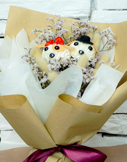 A091 ช่อดอกปิงปองน้องหมาคู่รัก Lucy & Frankie จัดร่วมกับดอกสแตติสสีชมพูและหญ้าหางกระรอกเล็ก ห่อด้วยกระดาษสีน้ำตาล