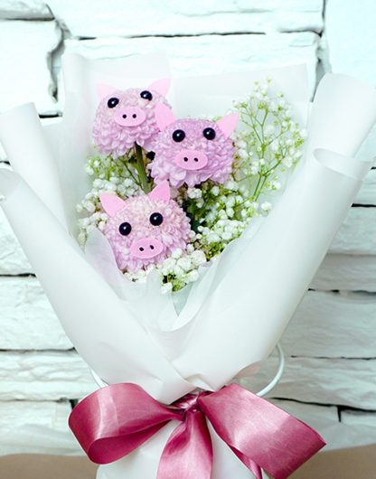 A092 ช่อดอกปิงปองลูกหมู 3 ตัว The Pinky Trio จัดด้วยดอกปิงปองสีชมพูนำมาตกแต่งเป็นลูกหมู จัดร่วมกับดอกยิปโซ