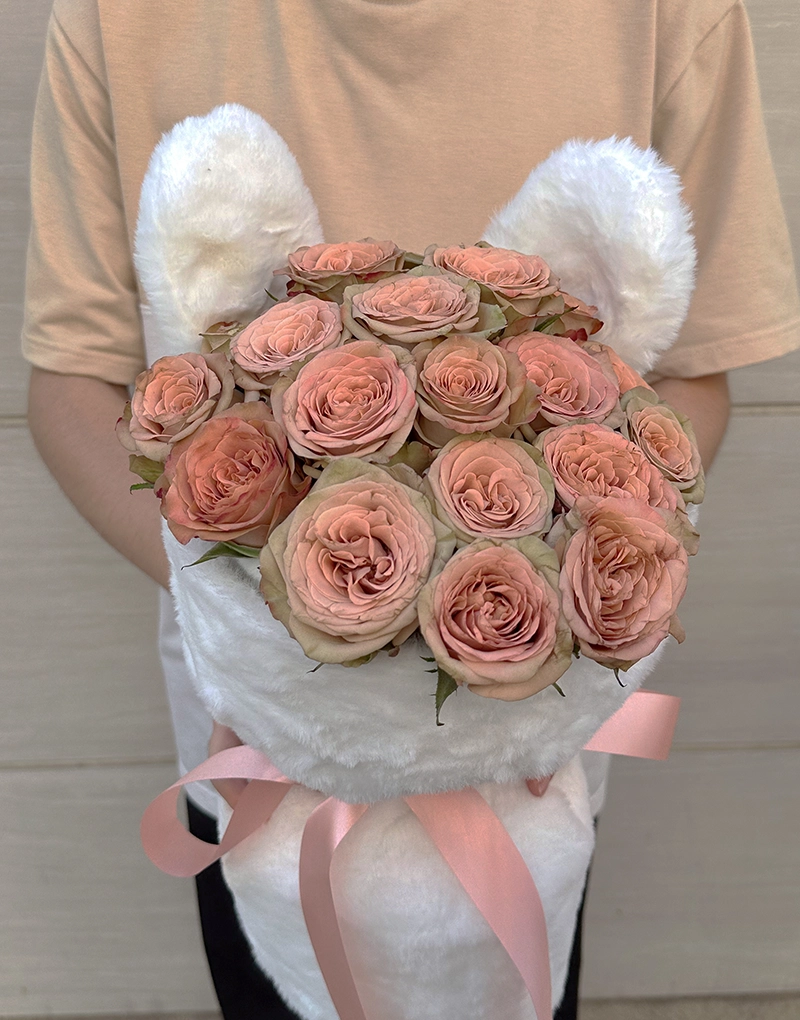 A096-Close-Up-2 A096 ช่อดอกไม้กระต่ายสุดน่ารัก แสดงความห่วงใย Lola Bonita จัดด้วยดอกกุหลาบสีคาปูชิโน่
