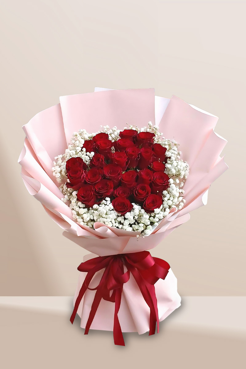 AFR-V064 AFR-V064 ช่อดอกกุหลาบแดงเป็นช่อใหญ่ถึง 25 ดอก โอบล้อมไว้ด้วยดอกยิบโซขาวน่ารักๆ ห่อกระดาษสีชมพูอ่อนหลายเลเยอร์