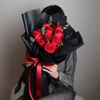 ช่อดอกกุหลาบวาเลนไทน์ ดอกกุหลาบสีแดงสด ห่อกระดาษสีดำ